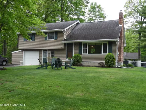 537 Leahy Ln, Ballston Spa, NY 12020