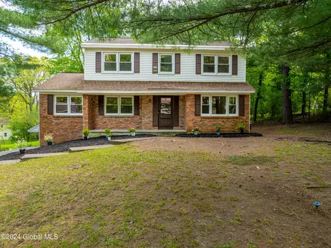 2288 Pinehaven Dr, Niskayuna, NY 12309