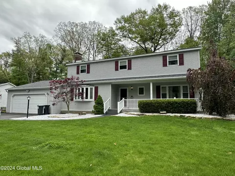 22 Secada Dr, Clifton Park, NY 12065