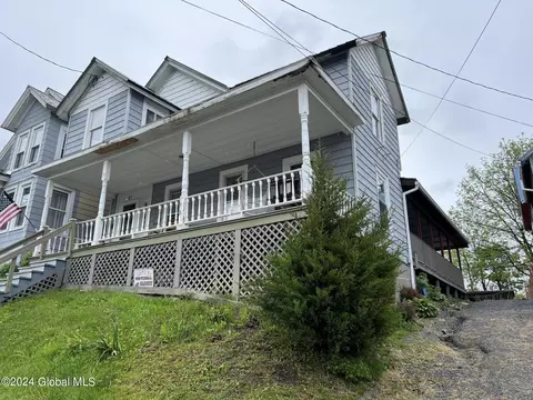 37 Queen St, Whitehall, NY 12887