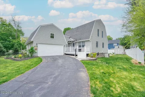 97 Monroe St, Saratoga Springs, NY 12866