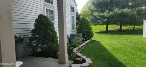 35 Highpointe Dr, Troy, NY 12182 photo 8