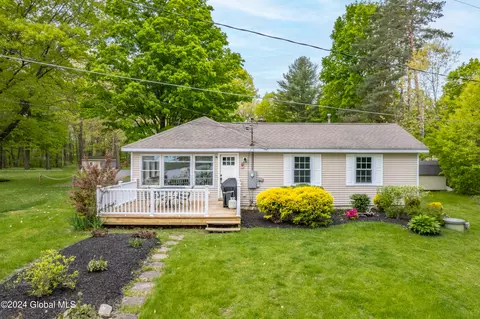 9 Tomahawk Ln, Saratoga Springs, NY 12866