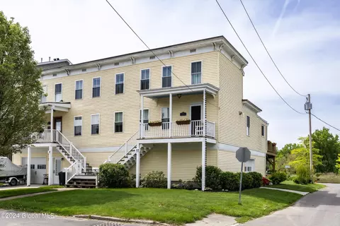 22 Front St, Waterford, NY 12188