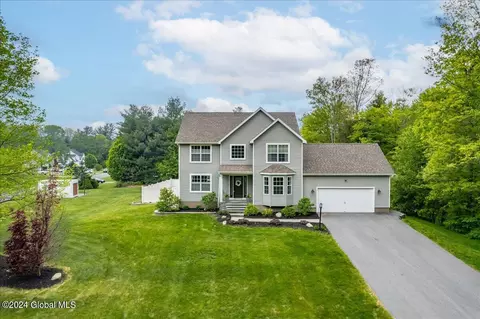 7 Dakota Dr, Wilton, NY 12831