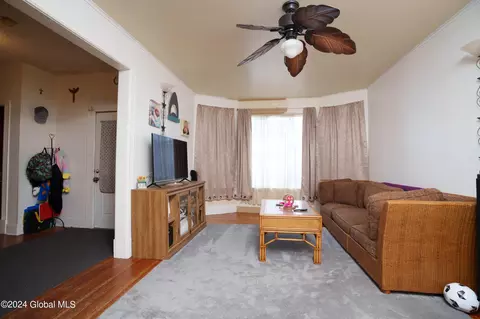 39 James St, Schenectady, NY 12304 photo 3