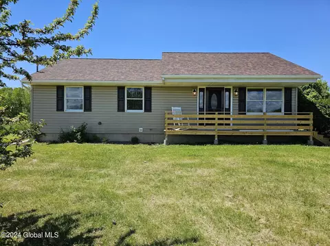 106 Fitzpatrick Dr, Fort Edward, NY 12828