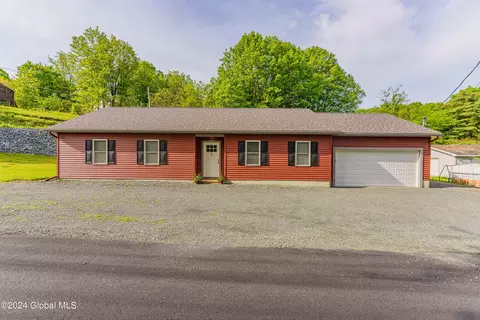3 Willow Ln, Melrose, NY 12121