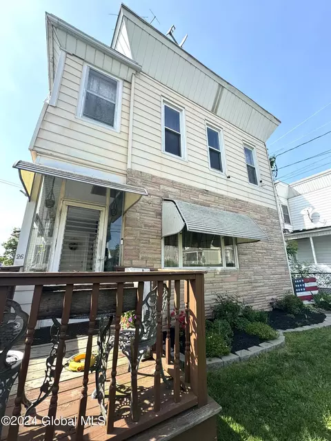 26 Chestnut St, Amsterdam, NY 12010