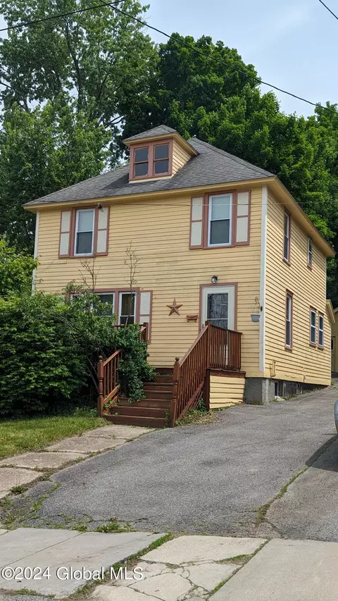 104 S Perry St, Johnstown, NY 12095