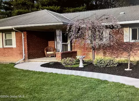 27 Country Fair Ln, Glenville, NY 12302
