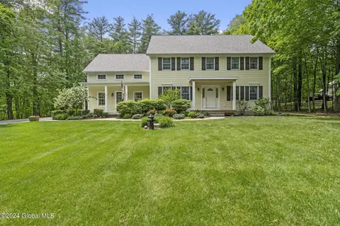 41 Avon Ct, West Sand Lake, NY 12196