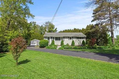 42 Fellows Rd, Halfmoon, NY 12065