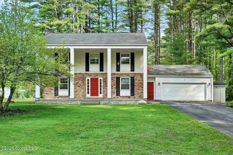 3 Nottingham Dr, Queensbury, NY 12804