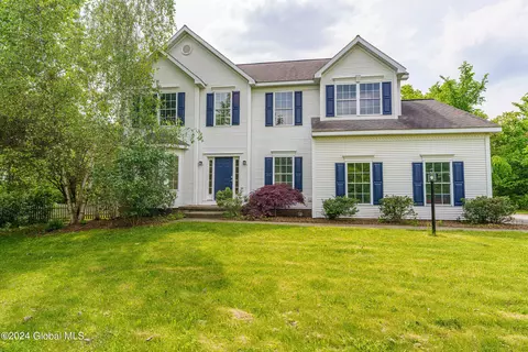 20 Jordan Ln, Schenectady, NY 12302
