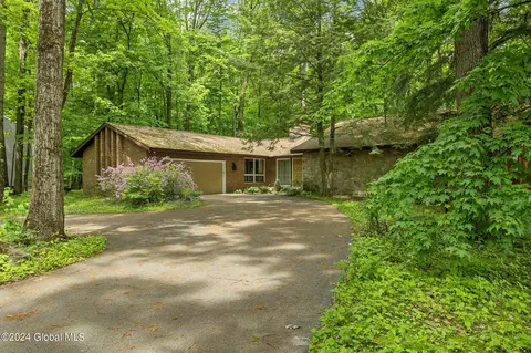 21 Via Maria Dr, Glenville, NY 12302
