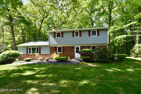 21 Glenwood Dr, Ballston Lake, NY 12019