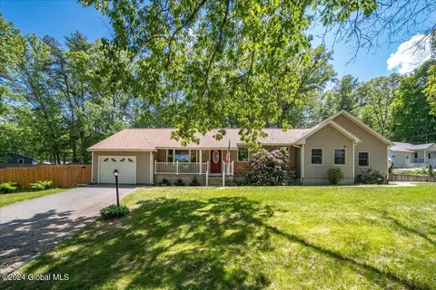 41 Tamarack Trl, Saratoga Springs, NY 12866