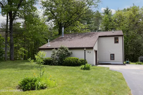 37 Bonner Dr, Queensbury, NY 12804