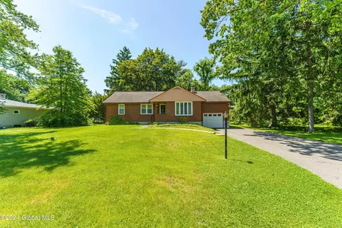 25 N Van Dyke Dr, Rensselaer, NY 12144