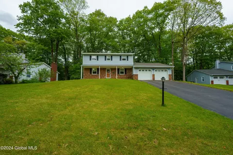 35 Brookline Dr, Clifton Park, NY 12065