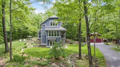 3 Moss Creek Rd, Middle Grove, NY 12850