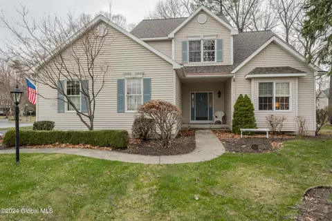 2 Overlook Ct, Saratoga Springs, NY 12866