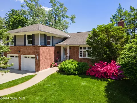 37 Holmes Dl, Albany, NY 12203
