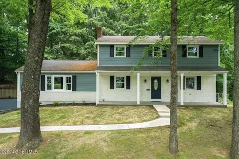 11 Garrison Ln, Ballston Lake, NY 12019