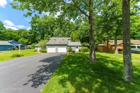 14 Glenbrook Dr, Clifton Park, NY 12065