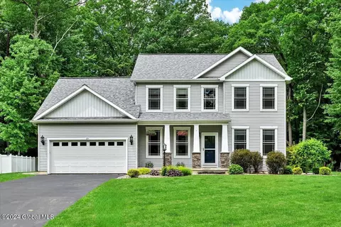 10 Yogi Ct, Ballston Lake, NY 12019