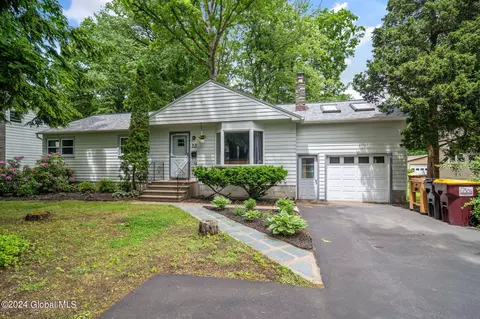 53 Woodside Dr, Glenville, NY 12302