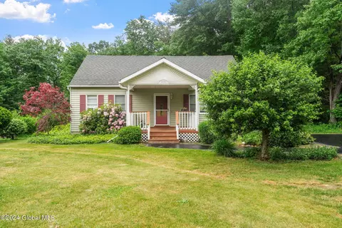 1685 Julianne Dr, Castleton On Hudson, NY 12033