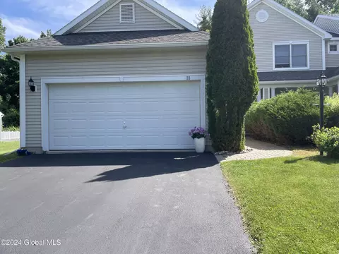 18 Rockrose Dr, East Greenbush, NY 12061