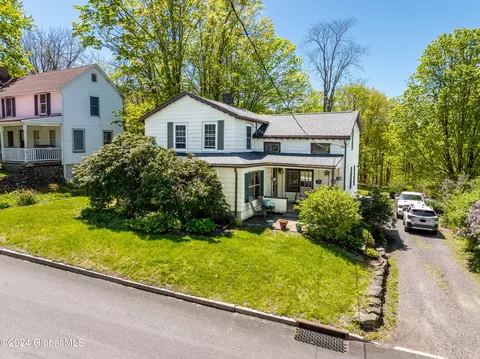 39 Summit St, Hudson, NY 12534