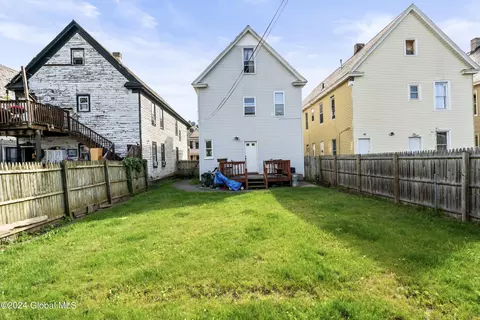 Exterior - 829 Stanley St, Schenectady, NY 12307 photo 3 of 4