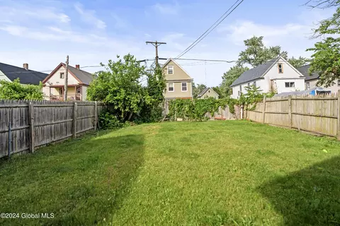 Exterior - 829 Stanley St, Schenectady, NY 12307 photo 2 of 4