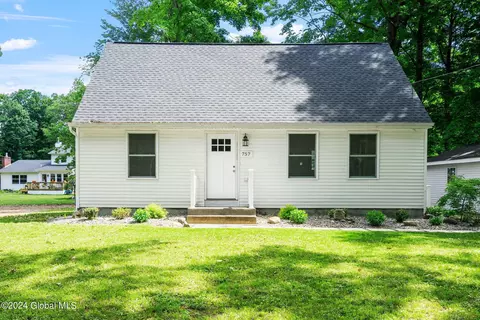 757 Carlton Rd, Clifton Park, NY 12065