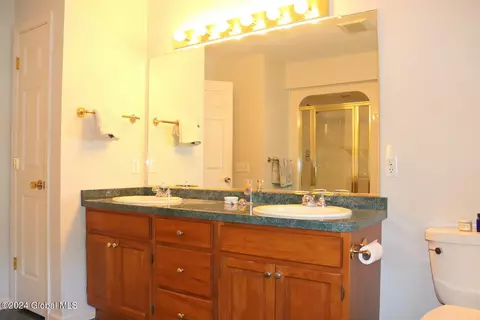 Bath - 4 Praise Ln, Glenville, NY 12302 photo 6 of 9
