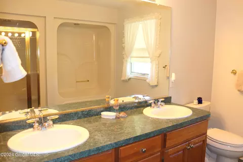 Bath - 4 Praise Ln, Glenville, NY 12302 photo 4 of 9