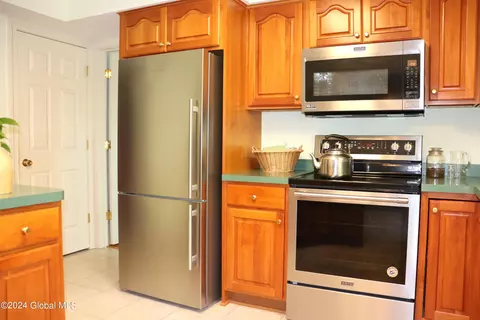 Kitchen - 4 Praise Ln, Glenville, NY 12302 photo 4 of 5