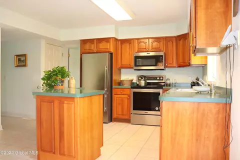 Kitchen - 4 Praise Ln, Glenville, NY 12302 photo 2 of 5