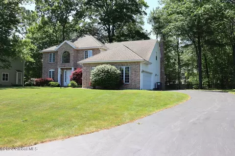 4 Praise Ln, Glenville, NY 12302