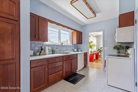 1102 Baker Ave, Schenectady, NY 12309 photo 15