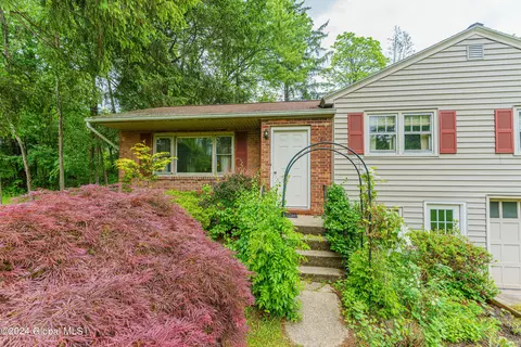 2873 River Rd, Niskayuna, NY 12309