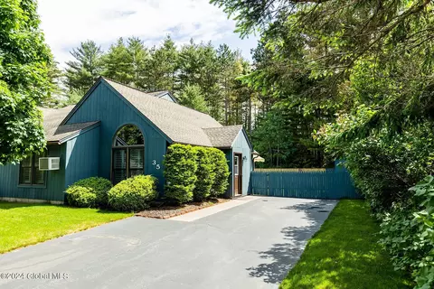 35 Queen Mary Dr, Queensbury, NY 12804