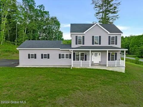 2 Lochvue Dr, Wynantskill, NY 12198