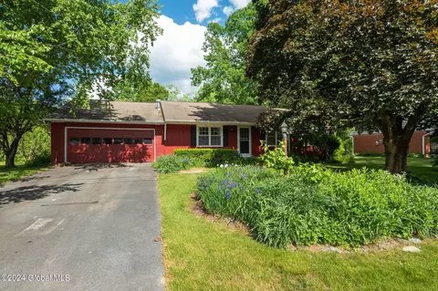 5 Salem Dr, Saratoga Springs, NY 12866