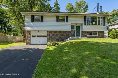 11 S Royal Dr, Colonie, NY 12205
