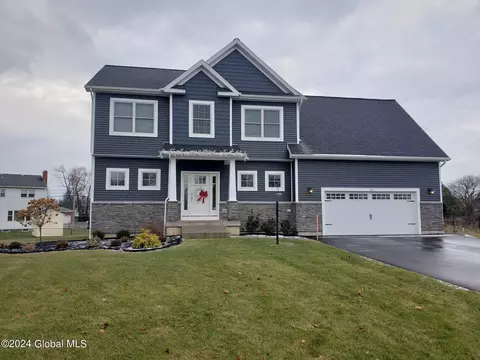 2 Royal Ct, Cohoes, NY 12047